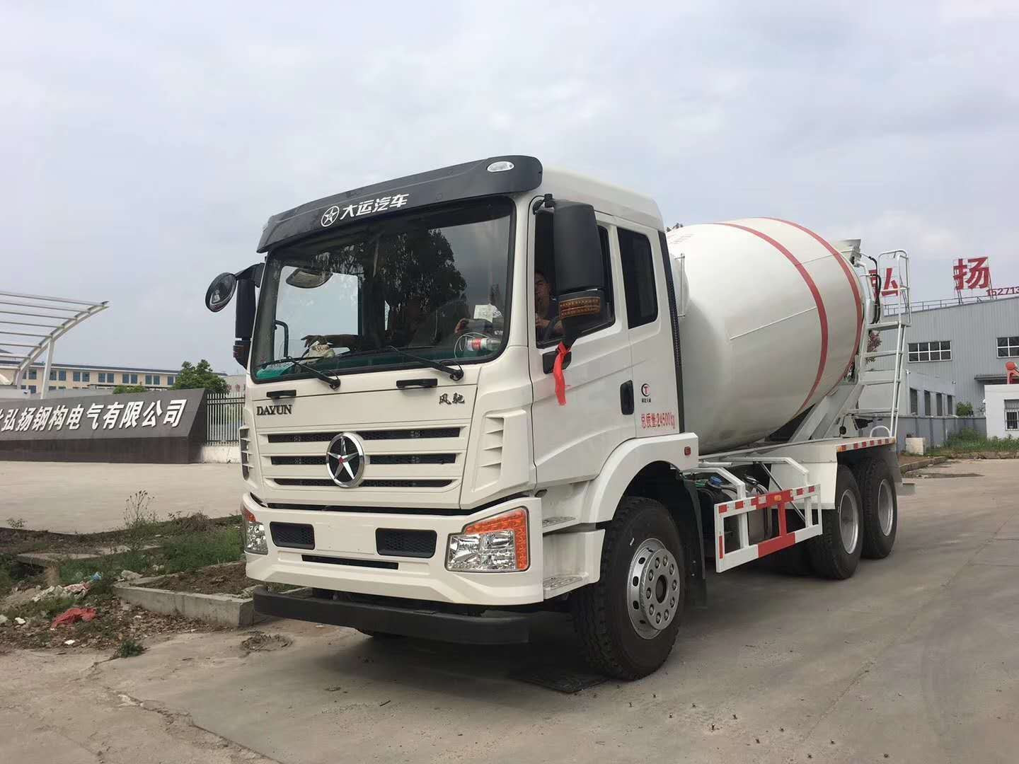 大運風(fēng)馳8-10方攪拌車